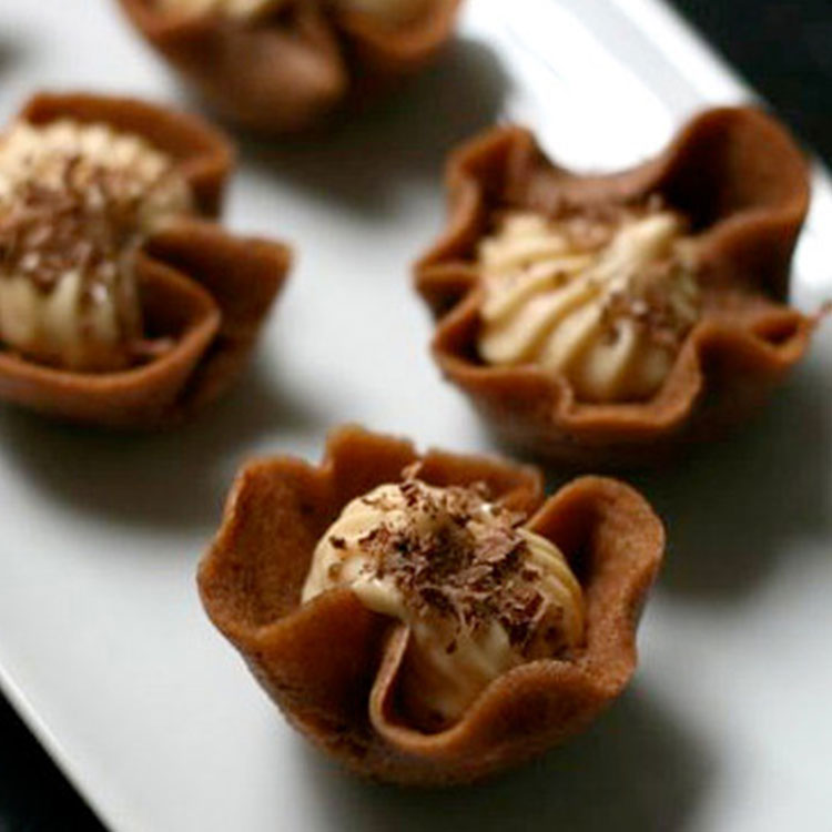 https://wippypindakaas.com/images/web_assets/recipes_page/peanut-butter-cup-tuiles-min.jpg